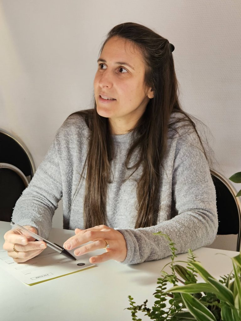 Psychologue en consultation au bureau dans son cabinet à Sainte-Luce-sur-Loire